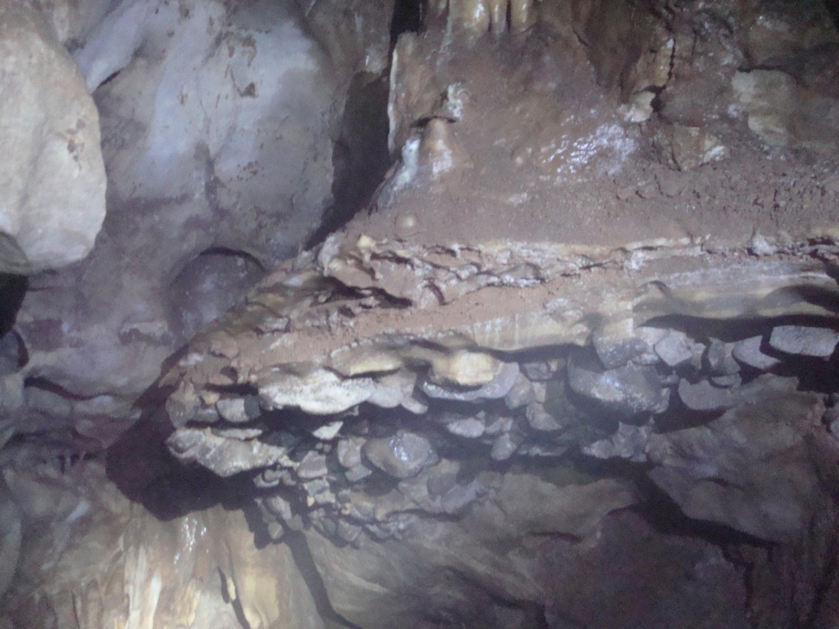Камни в пещере